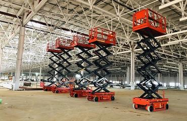 南昌剪叉升降平臺、高空作業(yè)車及路燈車租賃與機(jī)械設(shè)備研發(fā)服務(wù)